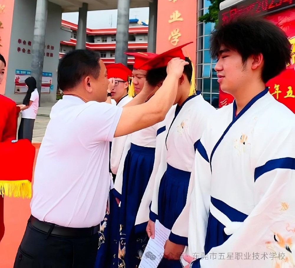 十八而志大任始承，逐梦青春不负韶华 // 五星职校隆重举行五･四成人礼暨“两会一协”换届大会